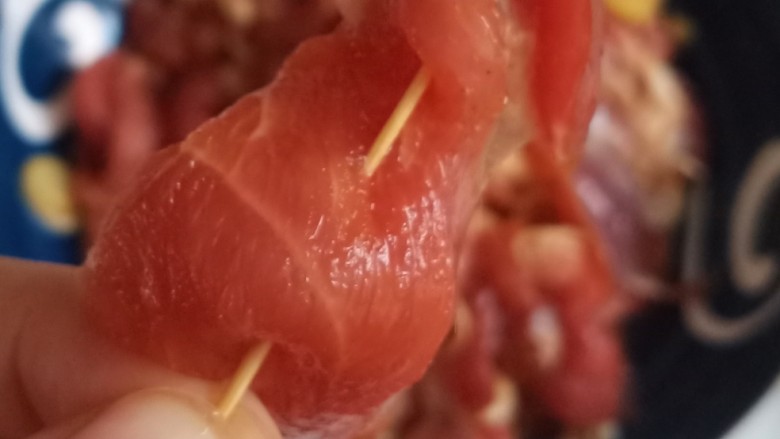 牙签羊肉,羊肉腌好后,用牙签串起来,如图