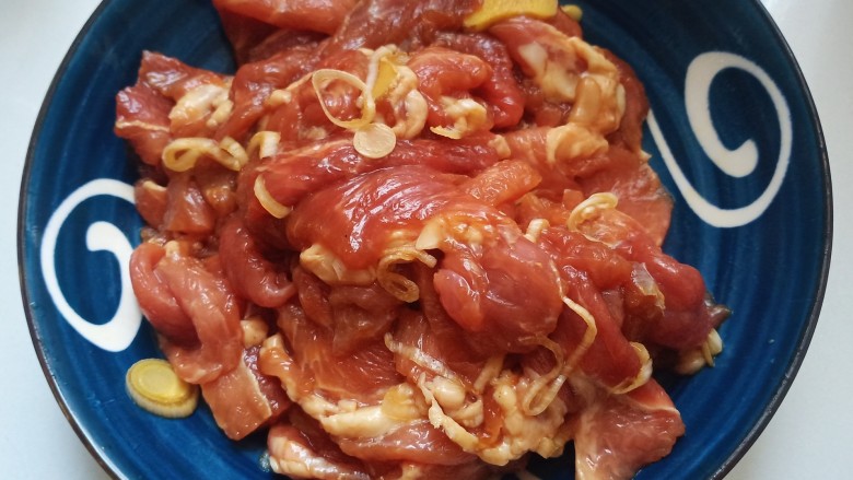 牙签羊肉,用手抓匀,可以盖上保鲜膜腌制一个小时以上。如果不喜欢羊肉的膻味,可以再放点洋葱粒。