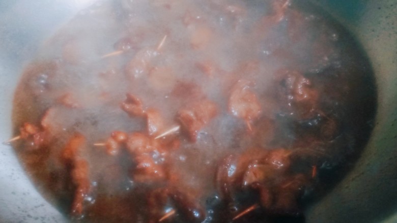 牙签羊肉,把牙签肉分次下锅炸金黄捞出。再复炸,使羊肉外酥里嫩。