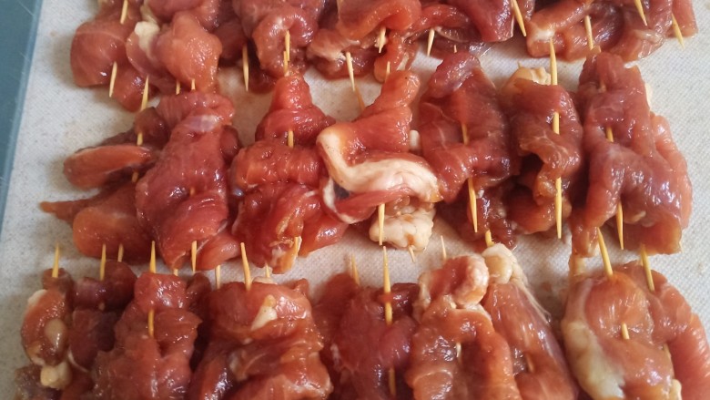 牙签羊肉,所有的羊肉都串起来,放在案板上备用