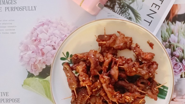 牙签羊肉,趁热吃,特别好吃。口重的朋友可以蘸辣酱吃,一样好吃