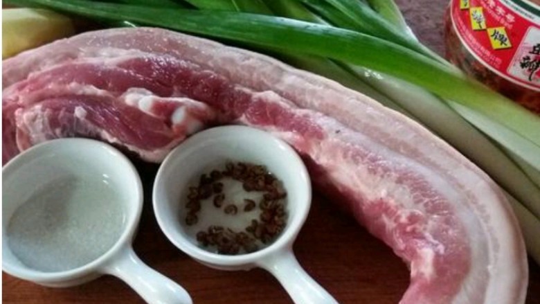 回锅肉,1肉选稍肥一些的<a style='color:red;display:inline-block;' href='/shicai/ 428'>五花肉</a>，宽度在4cm
左右，回锅炒制肉会收缩的。郫县豆
瓣选颜色浅一点的。
