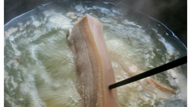 回锅肉,4用筷子能够插穿肉皮就可以了，捞出
五花肉晾凉。煮久了容易切散。
