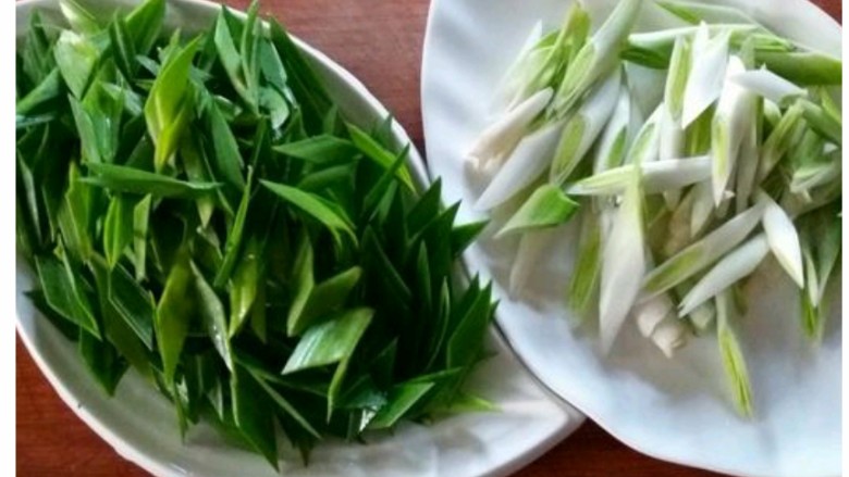 回锅肉,6 <a style='color:red;display:inline-block;' href='/shicai/ 3349'>蒜苗</a>切成斜段，茎(白)、叶(青)
分开，因为它们成熟需要加热的时间
不同，要分两次下锅。
