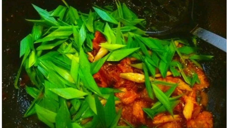 回锅肉,10下蒜苗叶翻炒均匀出锅。
