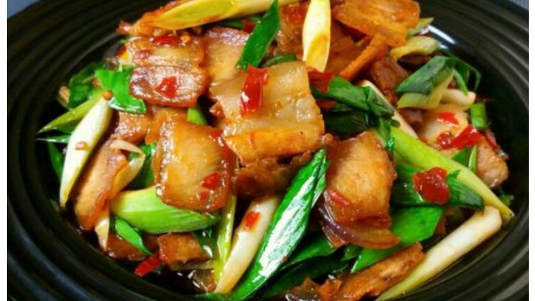 回锅肉,11装盘上桌。