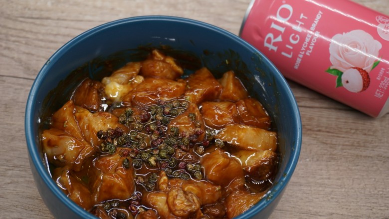 老北京鸡肉卷,倒入<a style='color:red;display:inline-block;' href='/shicai/ 700'>花椒</a>油,搅拌均匀腌制10分钟