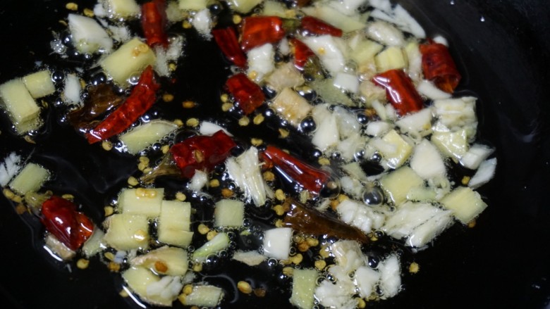 老北京鸡肉卷,油热后加入辣椒,蒜,<a style='color:red;display:inline-block;' href='/shicai/ 37'>姜</a>爆香