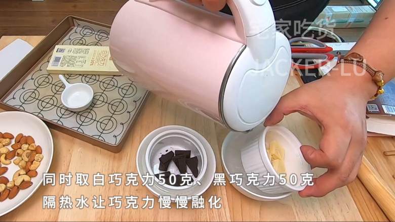 三色卡通曲奇饼干,简单方便,烘焙玩票,造型堪忧,但味道不错。,同时取白巧克力50克、黑巧克力50克,隔热水让巧克力慢慢融化。后装入裱花袋备用。