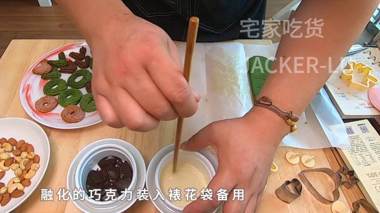 三色卡通曲奇饼干,简单方便,烘焙玩票,造型堪忧,但味道不错。,融化的巧克力,装入裱花袋备用。