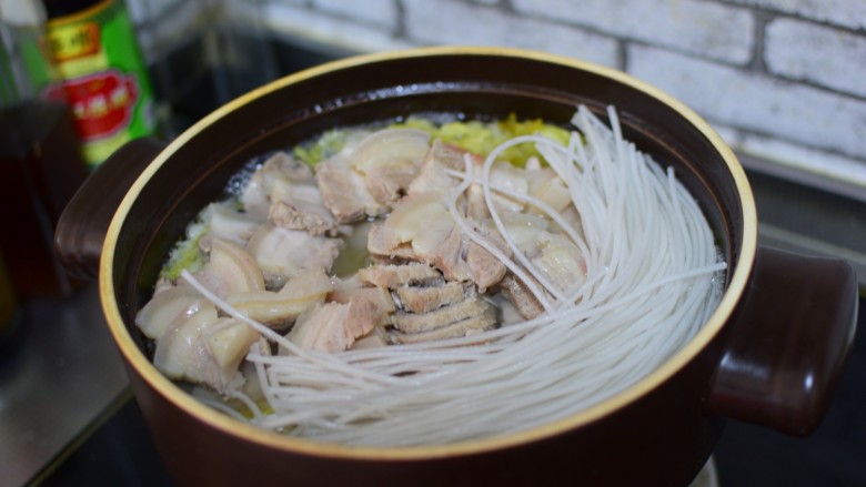 酸菜炖粉条,粉条，再煮15分钟。