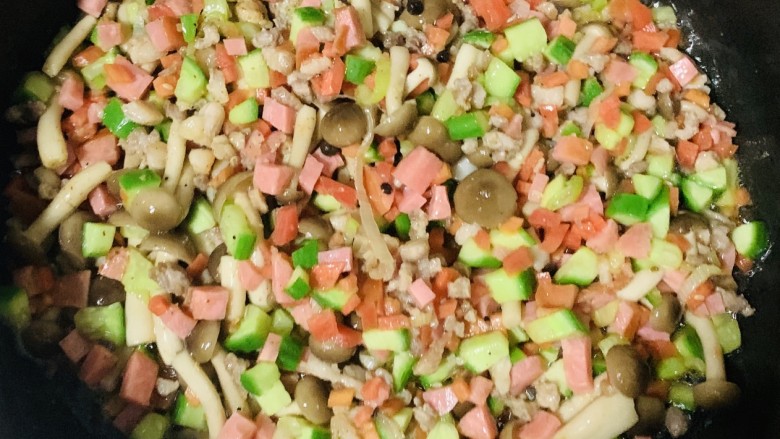 南瓜焖饭,起锅烧油,先将五花肉丁煸炒出油,肉丁微带焦边后放入切好的香肠蔬菜辅料,加盐和<a style='color:red;display:inline-block;' href='/shicai/ 134296'>白胡椒粉</a>翻炒均匀。