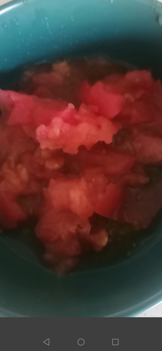 西红柿鸡蛋面,不用刀切，带上手套抓碎，这样汤汁不流失