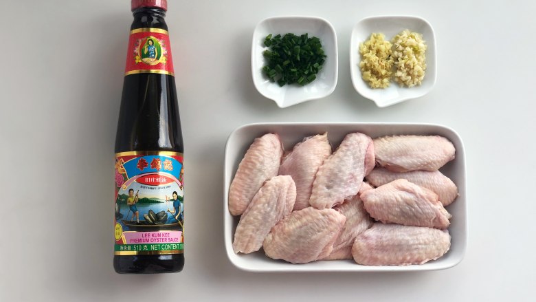 零厨艺都能做的蒜香蜂蜜蚝油鸡翅,好吃到舔手手,准备好食材,姜和蒜切成末,小葱切成葱花。