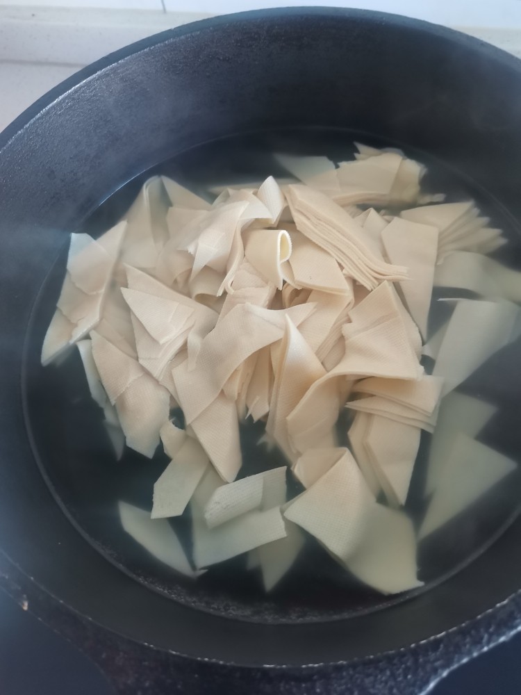 白菜炒木耳,干豆腐焯水,炒出来更嫩