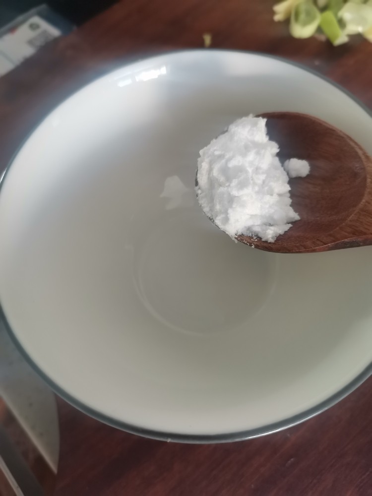 白菜炒木耳,调一个料汁,碗中加淀粉