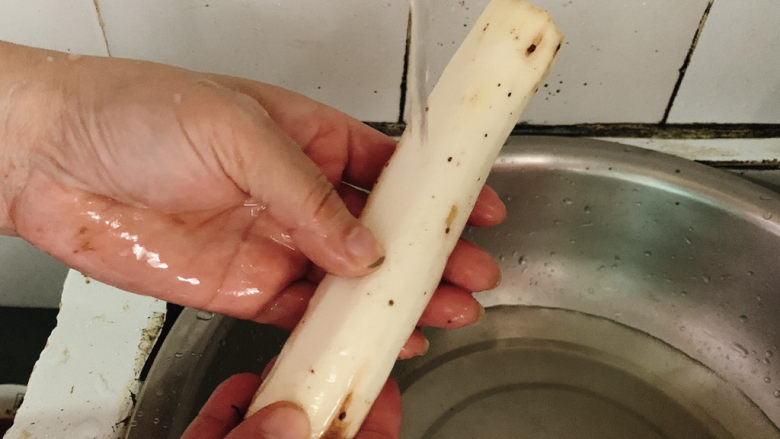 山药猪骨汤,冲洗干净。清理时记得带上手套,不然山药黏液接触皮肤,容易产生皮肤瘙痒等症状。