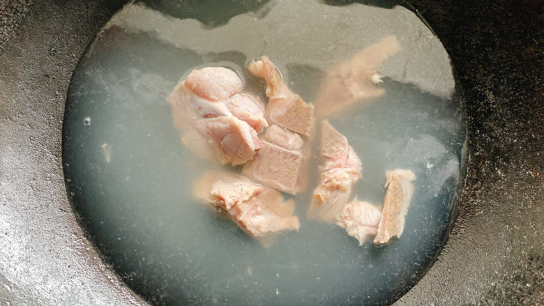 山药猪骨汤,去除血水杂质等等~