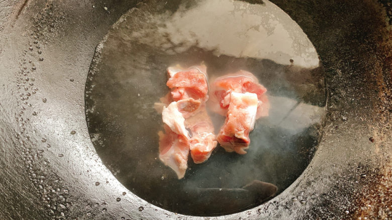 山药猪骨汤,猪骨洗净切块,也入水中汆烫。