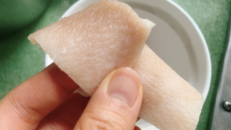 黄豆炖猪皮,猪皮再次冲洗之后,切成小片