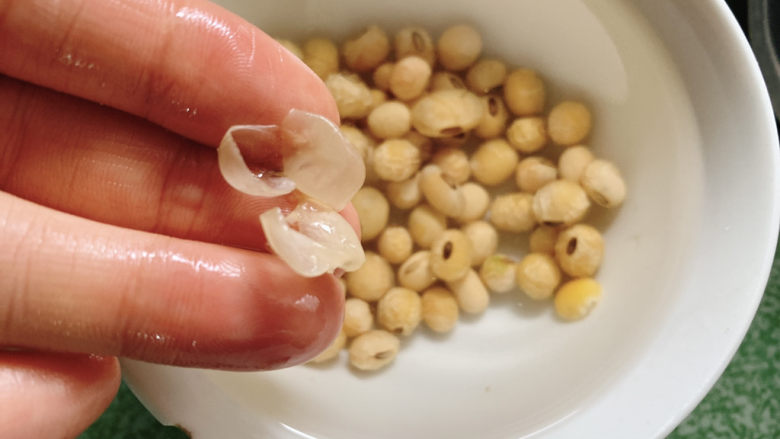 黄豆炖猪皮,黄豆提前泡发,并去除豆皮。