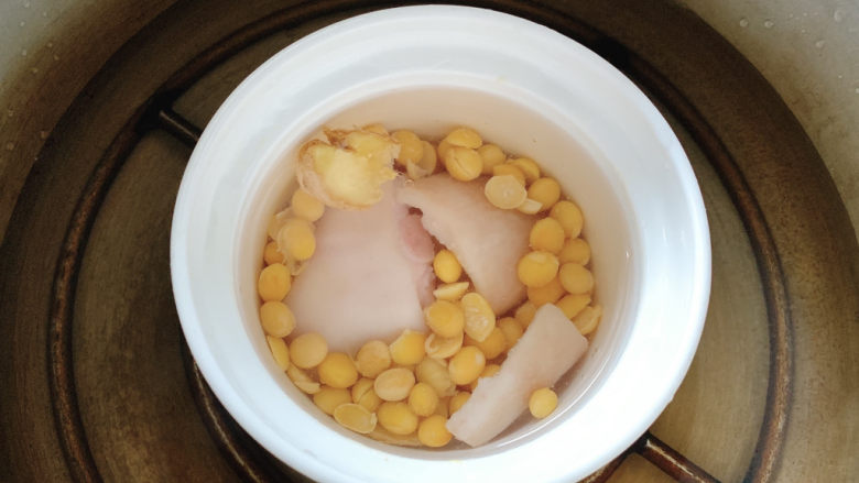 黄豆炖猪皮,然后入高压锅中,炖煮15-20分钟左右