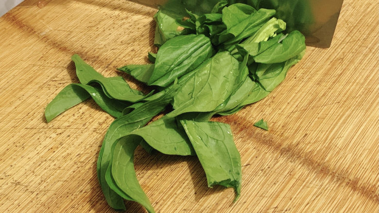 胡萝卜馒头,油菜叶同理,切成小段。