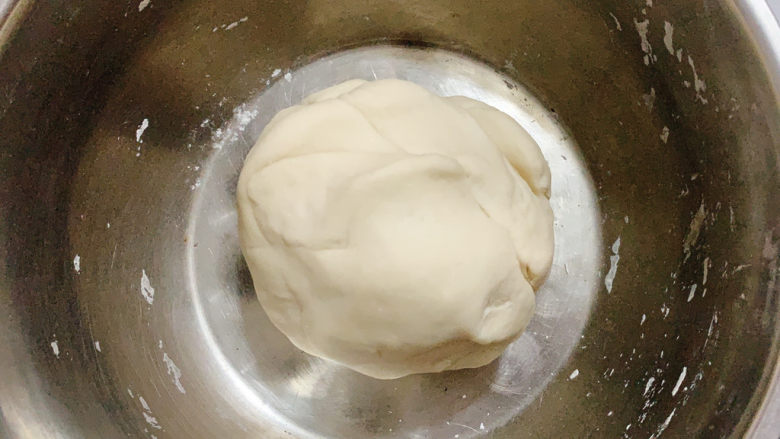 椒盐花卷,揉成光滑的面团,醒发至两倍大