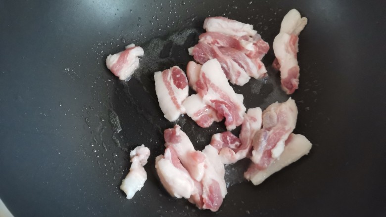 辣白菜五花肉,起锅烧油,下入五花肉煸炒