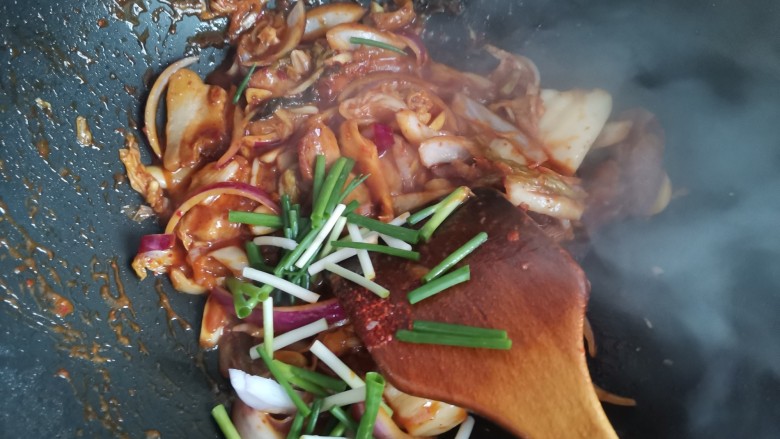 辣白菜五花肉,下入葱段,翻炒均匀即可出锅