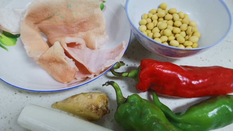 黄豆炖猪皮,准备食材备用,<a style='color:red;display:inline-block;' href='/shicai/ 415'>猪皮</a>是之前库存在冰箱里的,直接拿出来用,黄豆也是自家种的大黄豆
