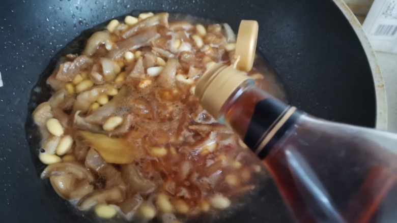 黄豆炖猪皮,加入适量的料酒,中火炖起来