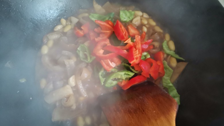 黄豆炖猪皮,炖至猪皮软烂,汤汁变少,下入青红椒翻炒至断生