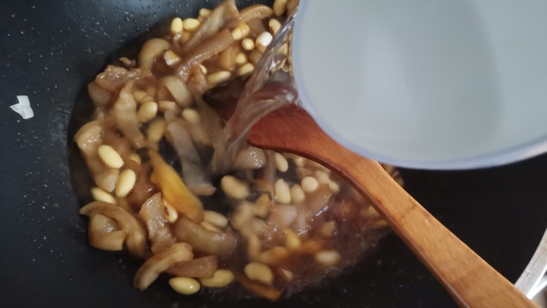 黄豆炖猪皮,加入3碗水大火烧开转中火炖起来