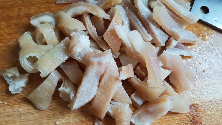 黄豆炖猪皮,煮熟后,把毛拔干净,切宽条