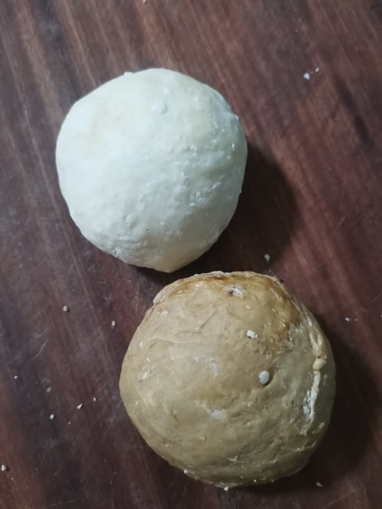 猫耳朵,和好一个白面团,一个黑面团,醒面30分