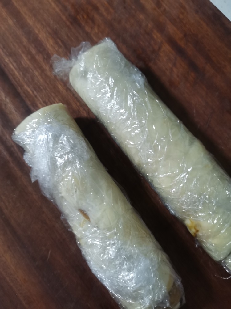 猫耳朵,卷成卷中间切开,用保鲜膜包上放冰箱冷冻1 个 半小时