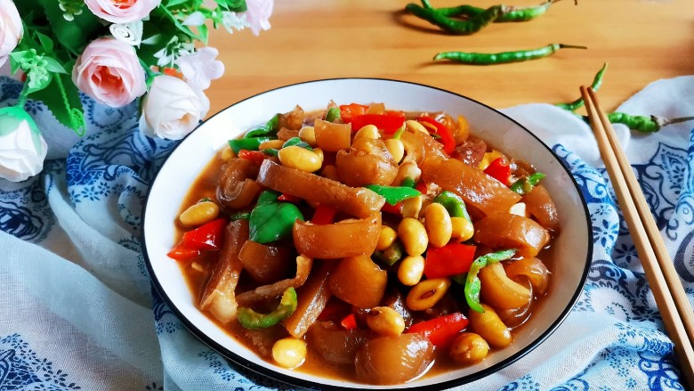 黄豆炖猪皮,盛入盘中,黄豆炖猪皮完成!