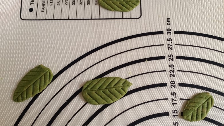 胡萝卜馒头,每一段搓成一头宽一头窄的锥子型,用刮板按平,用刀在上面压出叶子的纹路,如图