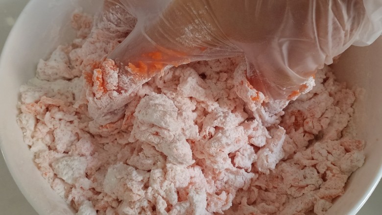 胡萝卜馒头,抓到面都成了雪花片状,转移到案板上,继续揉