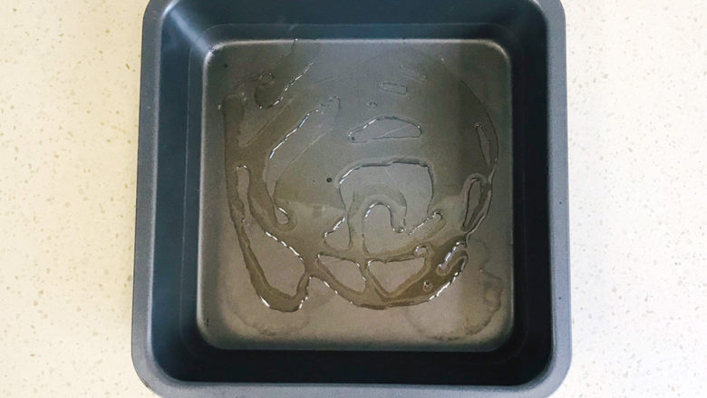 虾仁培根披萨,所有食材准备好,披萨烤盘里淋入适量的油