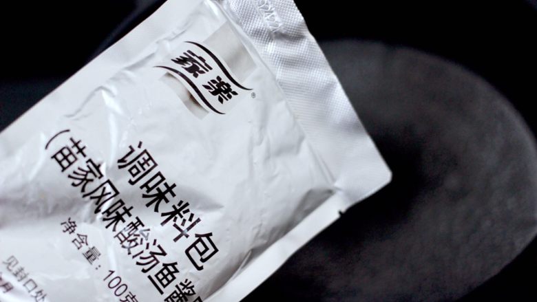 酸辣米线,另起锅放入清水,倒入家乐苗家风味酸汤鱼调味料。