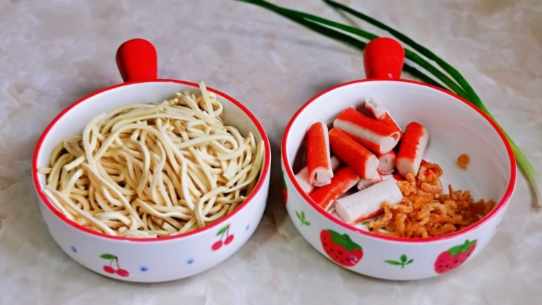 水煮千张,准备食材,<a style='color:red;display:inline-block;' href='/shicai/ 7749'>千张</a>切丝。