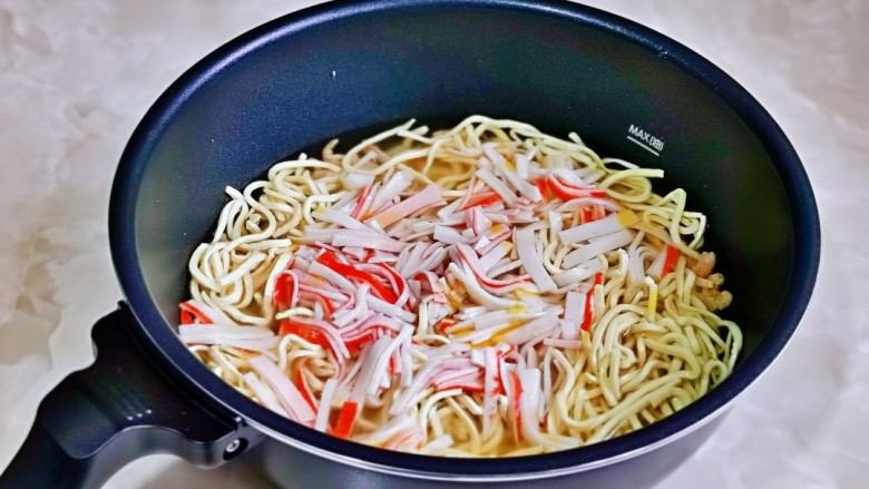 水煮千张,最后加入蟹肉丝,再倒入一碗<a style='color:red;display:inline-block;' href='/shicai/ 4119'>骨头汤</a>。(汤我提前熬好的,如果没有不加也可以)