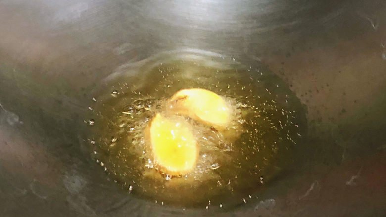 青椒肉丝面,热锅凉油,小火烧热