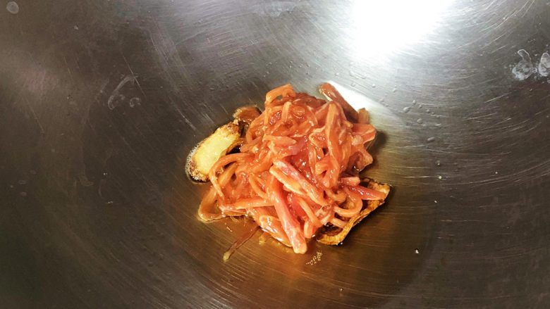 青椒肉丝面,肉丝入锅,小火煸炒