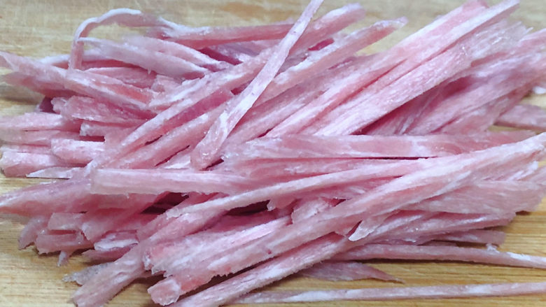 青椒肉丝面,<a style='color:red;display:inline-block;' href='/shicai/ 36861'>猪里脊肉</a>切薄片,再切成细丝