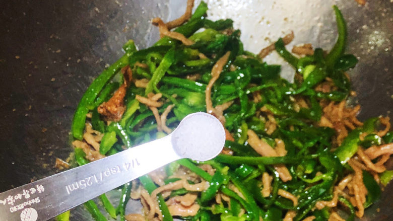 青椒肉丝面,加盐调味,翻炒入味