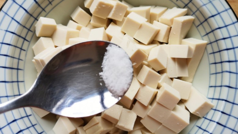 番茄豆腐汤,放入深一点的碗里,加入一点盐。