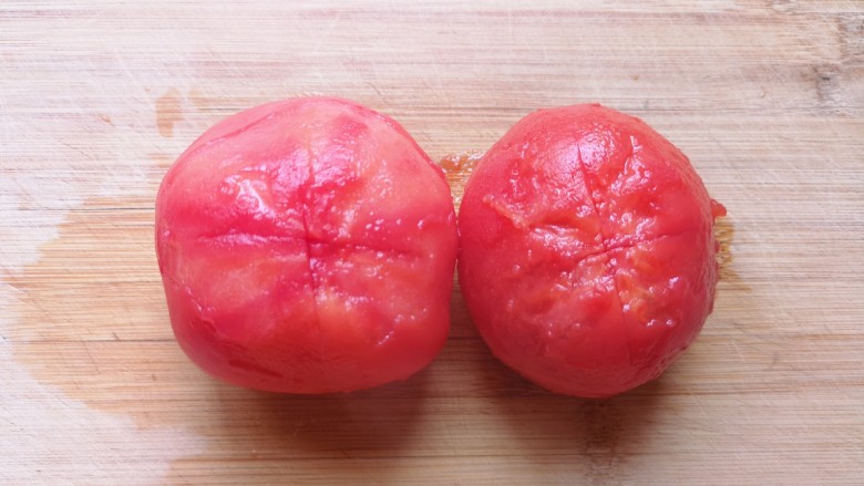 番茄豆腐汤,<a style='color:red;display:inline-block;' href='/shicai/ 3551'>西红柿</a>顶部划十字,用开水烫一下去皮。
